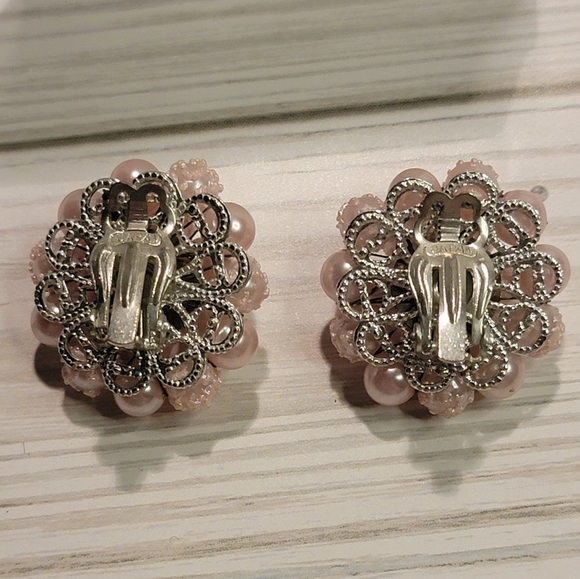 W15 Vintage Pink Faux Pearl Cluster Clip-on Earrings - Picture 3 of 4